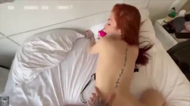 Mari-Avila-peladinha-dando-a-bucetinha-para-o-amante-videoframe