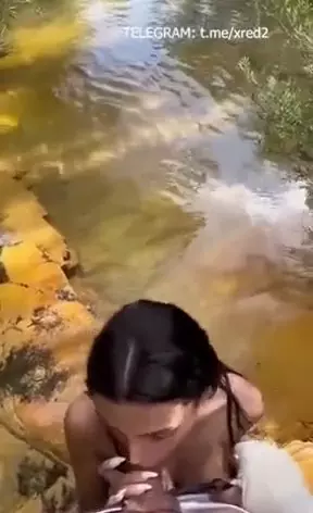 Fernanda Campos peladinha se divertindo no meio das árvores com um cara bem dotado